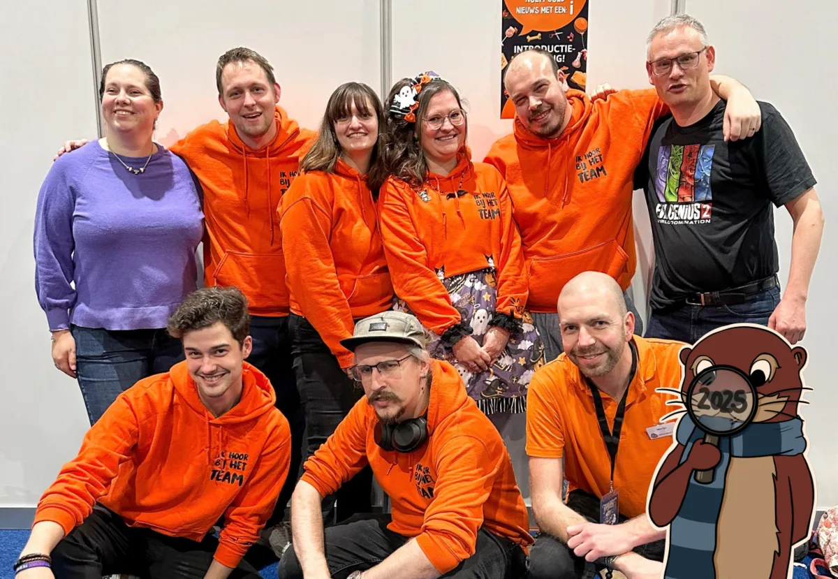 Het team van BordspellenCafé in oranje truien, met mascotte Flip