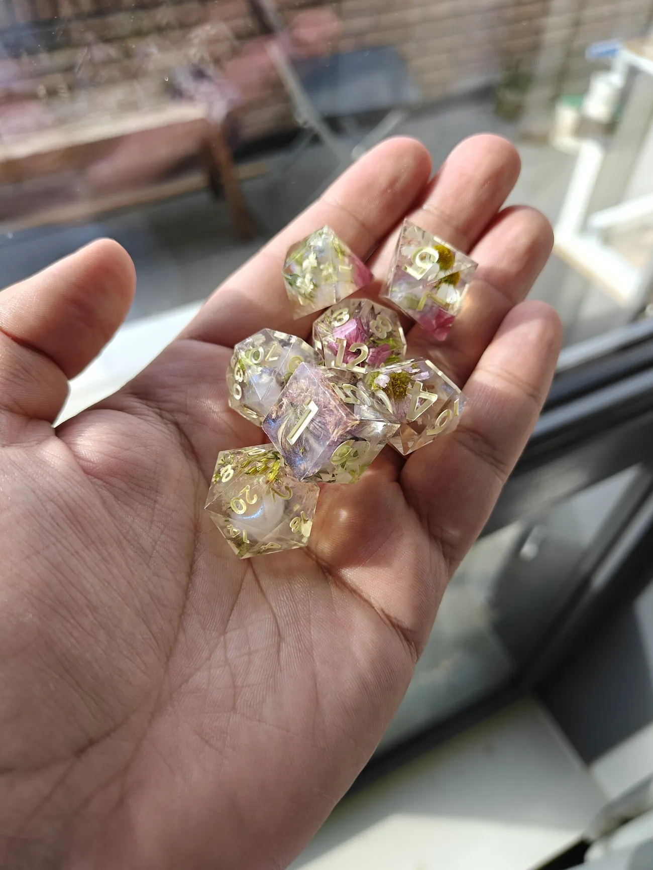 Hand met resin dobbelstenen voor Dungeons & Dragons