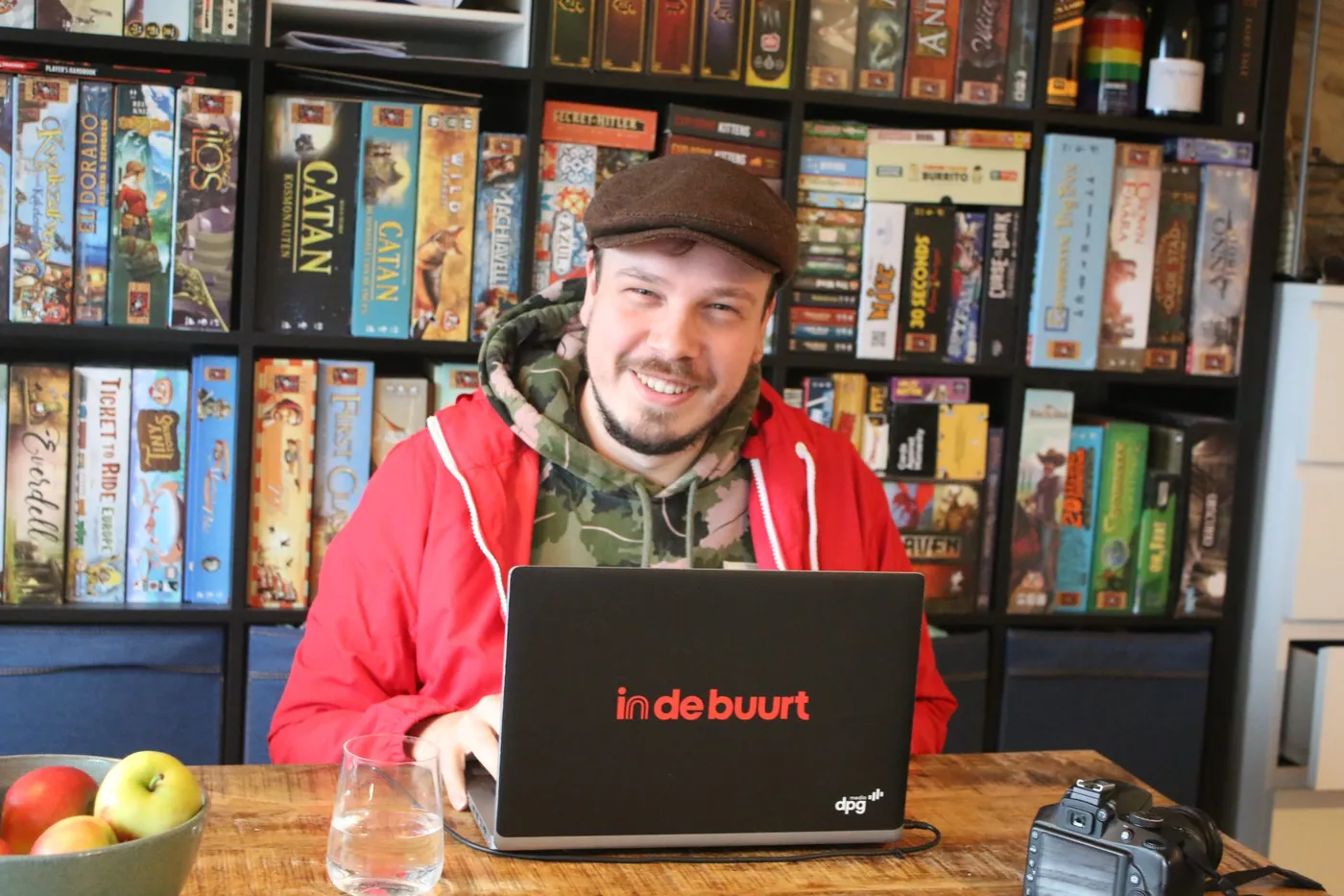Melt Pels lachend achter een laptop