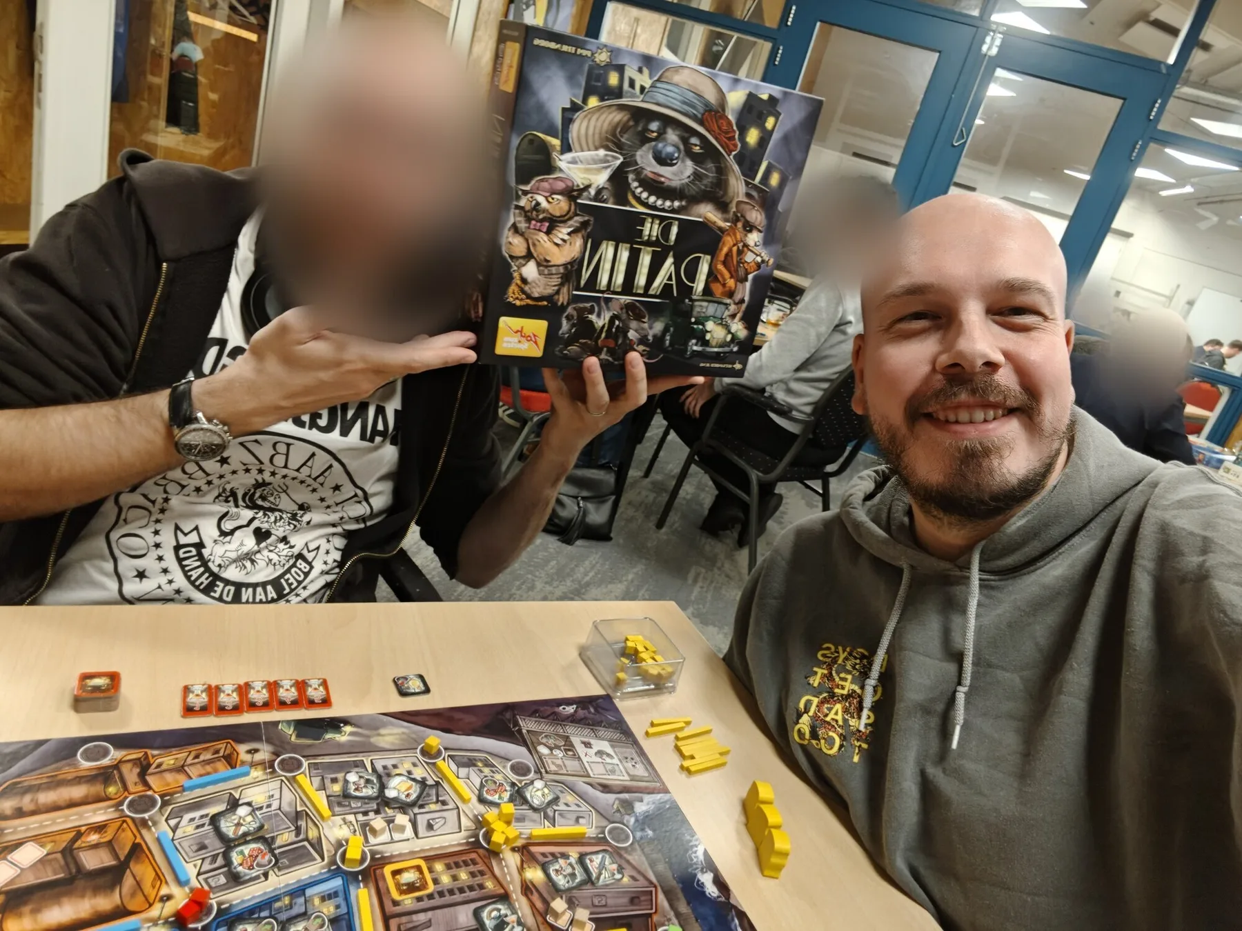 Melt Pels aan tafel met het bordspel Die Patin